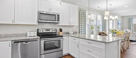 Frigorífico, microondas, lavavajillas y cafetera o tetera