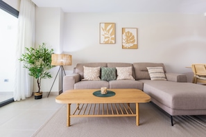 Deluxe-Apartment | Wohnbereich | 55-Zoll-Smart-TV mit Digitalempfang