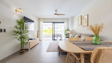 Deluxe Condo | Dining room