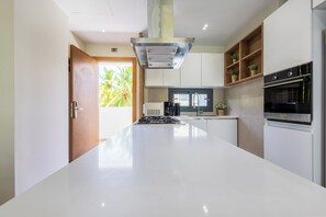 Condo luxo | Cozinha privada | Geladeira grande, micro-ondas, fogão, cafeteira/chaleira