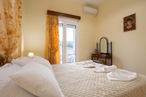 Ein Hotelzimmer mit Bett, Schreibtisch mit Spiegel und einem Vorhangfenster.