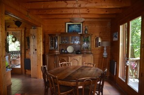 Dining - Quiet mountain chalet, 15 min from town center and 2 min from bus stop (Chamonix-Mont-Blanc)