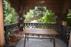 Outdoor dining - Quiet mountain chalet, 15 min from town center and 2 min from bus stop (Chamonix-Mont-Blanc)