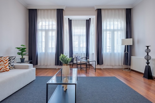 Stylish High-Ceiling 3BR Apartment with 2 Bathrooms