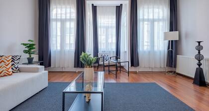 Stylish High-Ceiling 3BR Apartment with 2 Bathrooms