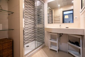 Dusche, Haartrockner, Handtücher