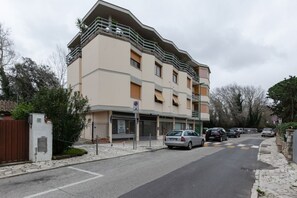 Exterior - GuestHost - Cozy apartment of 60 sqm, for 4 people, located on the second floor of a building without elevator.A few steps from the beach, the property is located in the center of Tirrenia. Near the accommodation it is possible to find all the main servi (Marina di Pisa-tirrenia-calambr)