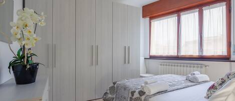 2 Schlafzimmer, Bügeleisen/Bügelbrett