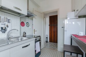 Een koelkast, een microgolfoven, een oven, een kookplaat