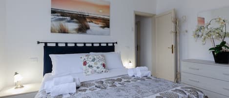 2 habitaciones y tabla de planchar con plancha