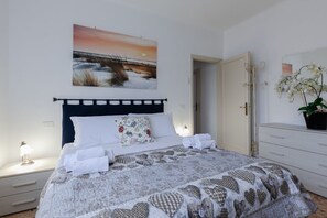 2 bedrooms, iron/ironing board - GuestHost - Cozy apartment of 60 sqm, for 4 people, located on the second floor of a building without elevator.A few steps from the beach, the property is located in the center of Tirrenia. Near the accommodation it is possible to find all the main servi (Marina di Pisa-tirrenia-calambr)