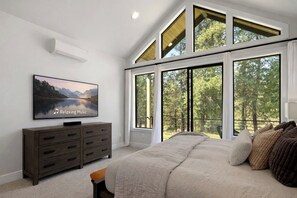 6 Schlafzimmer, Schreibtisch, Bügeleisen/Bügelbrett, Reisekinderbett