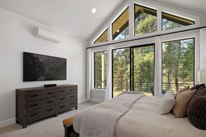 6 bedrooms, desk, iron/ironing board, travel crib