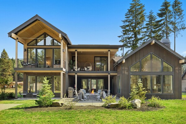 Exterior - Play All Day / Soak All Night | GameRoom + Swim Spa & 1PM In/Out (Cle Elum)