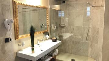 Superior Double or Twin Room | Bathroom