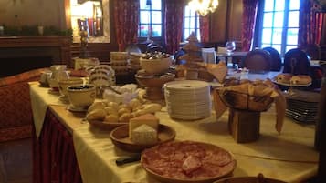 Free daily buffet breakfast