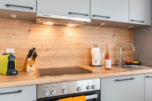 Fridge, oven, stovetop, dishwasher