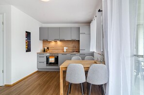 Jääkaappi, uuni, liesi, astianpesukone