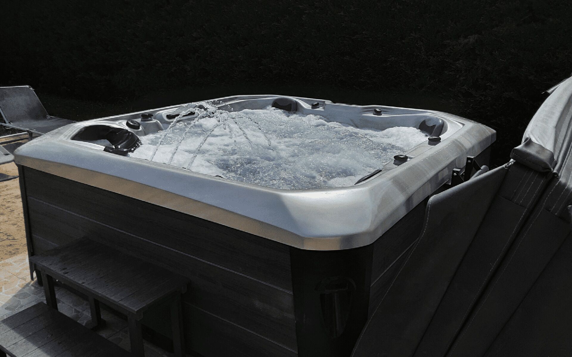 Ein Whirlpool mit integriertem Sitz und Abdeckung.
