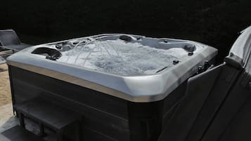 Ein Whirlpool mit integriertem Sitz und Abdeckung.