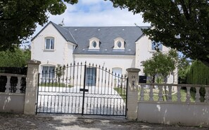 Exterior - Cristina Michael's house is a spacious family gîte, ideally located in Blois, in (Blois)
