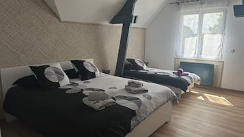 6 habitaciones, tabla de planchar con plancha, wifi y ropa de cama