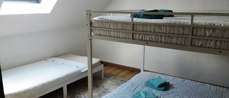 6 bedrooms, iron/ironing board, WiFi, bed sheets