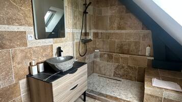 Regadera, secadora de cabello, toallas