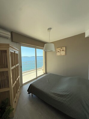 2 bedrooms, iron/ironing board, free WiFi, bed sheets - Apartment "Sur l'Eau" walking distance to beach and center. Gulf of Saint-Tropez (Sainte-Maxime)