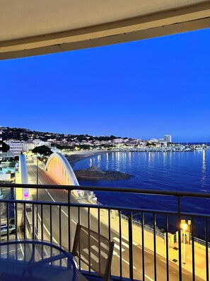 Ein Balkon mit Blick auf eine Küstenstadtlandschaft, darunter eine Brücke und ein Yachthafen.