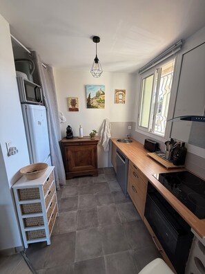 Microwave, oven, stovetop, dishwasher - Apartment "Sur l'Eau" walking distance to beach and center. Gulf of Saint-Tropez (Sainte-Maxime)