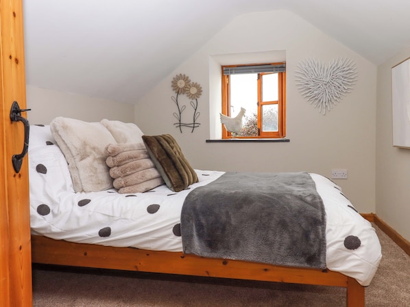2 quartos, individualmente decorados, individualmente mobiliados