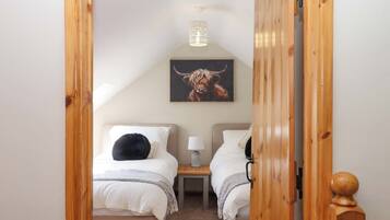 2 kamar tidur dan didekorasi berbeda-beda