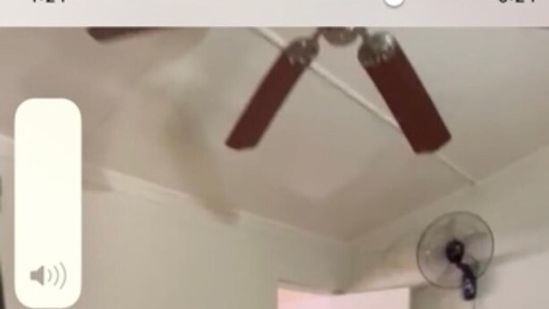 Una habitación con dos camas individuales, ventilador de techo y un calentador de pared.