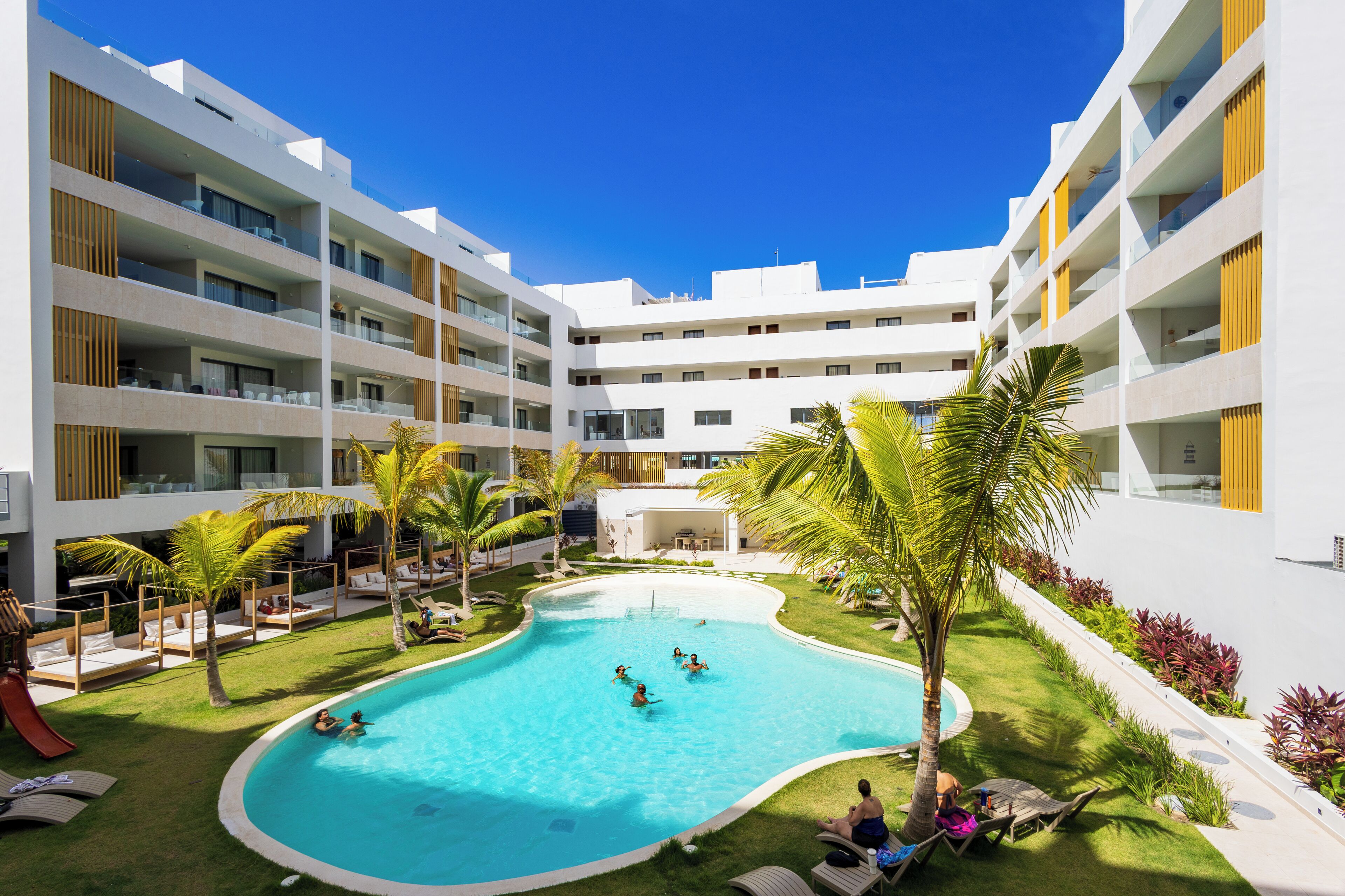Una piscina al aire libre