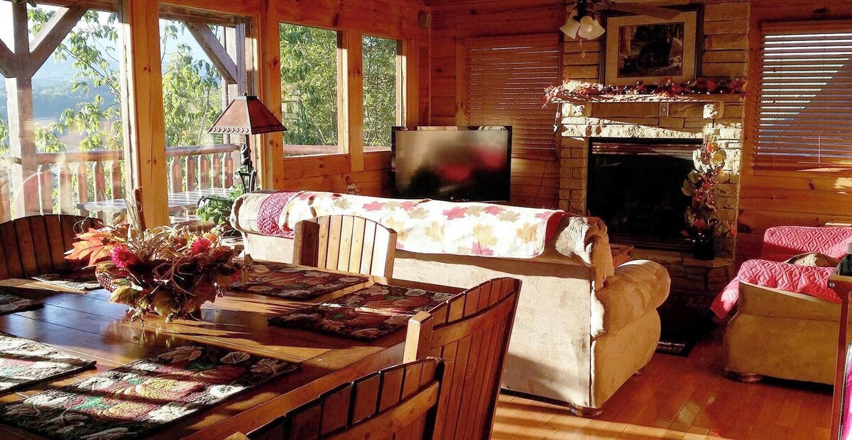 Heavenly Sunrise is a luxury two-bedroom cabin nestled in Starr Crest Resort.