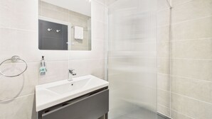Unclassified image, 2 of 4, button - Host Stay Room 1 Bellevue Luxe (Redcar)