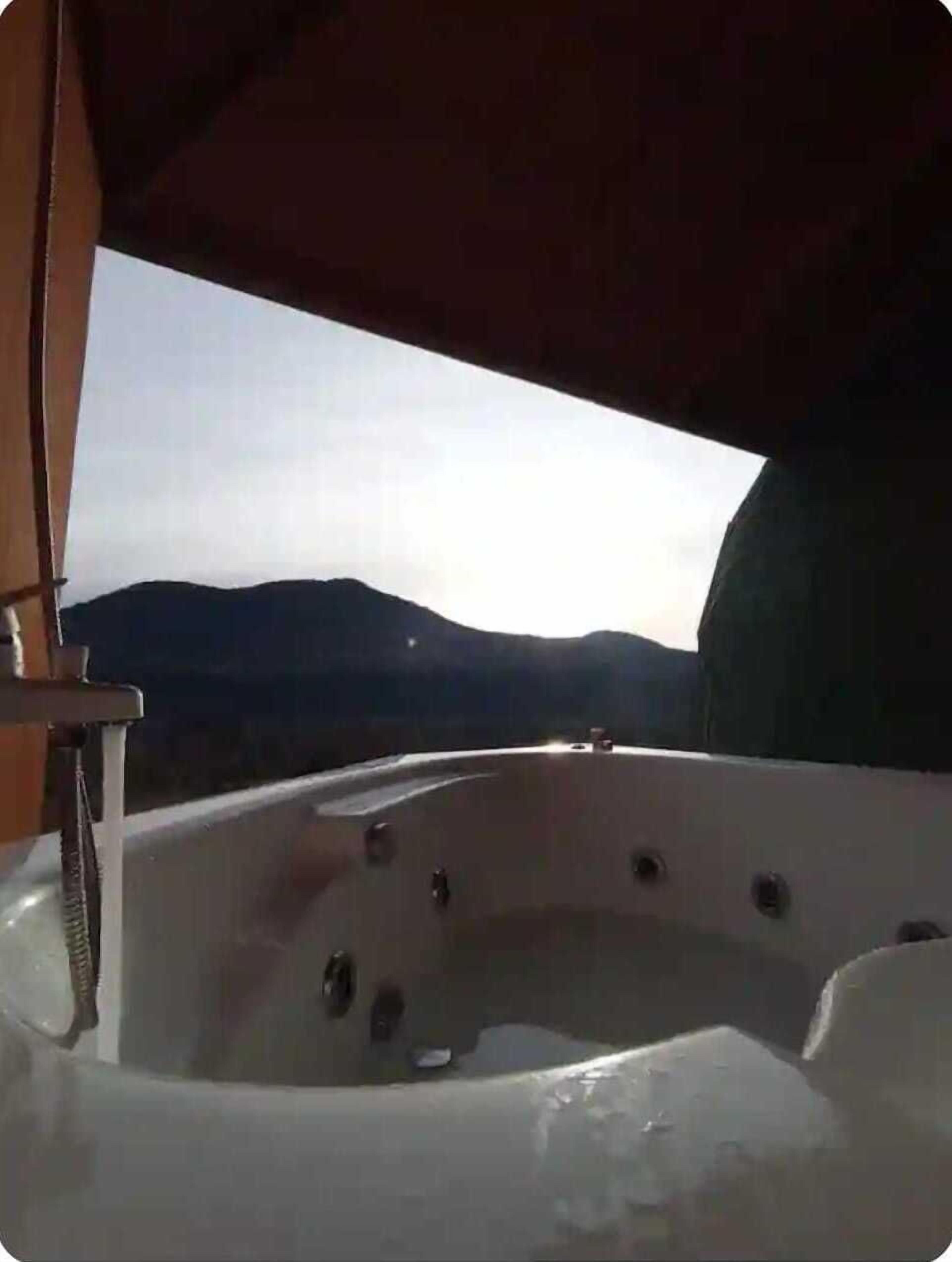 Una vasca idromassaggio con vista sulle montagne.