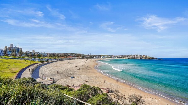 بالقرب من الشاطئ