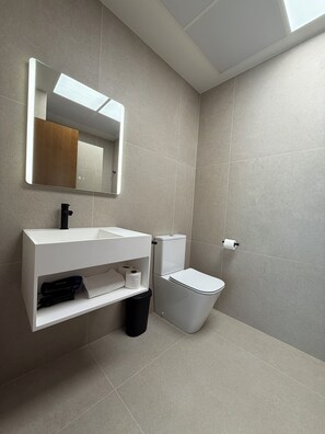 Douche, sèche-cheveux, serviettes fournies, savon