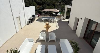 Villa Raquel Montanejos, 12 people, 6 bathrooms, swimming pool, garden, barbecue.
