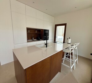 Micro-ondes, four, plaque de cuisson, lave-vaisselle