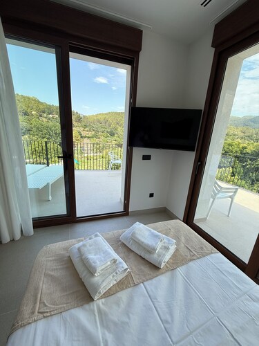 Villa Raquel Montanejos, 12 people, 6 bathrooms, swimming pool, garden, barbecue.