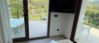 Villa Raquel Montanejos, 12 people, 6 bathrooms, swimming pool, garden, barbecue.