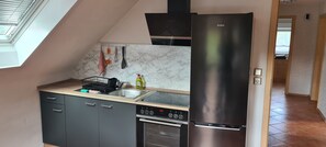 Kühlschrank, Mikrowelle, Herdplatte, Wasserkocher mit Kaffee-/Teezubehör