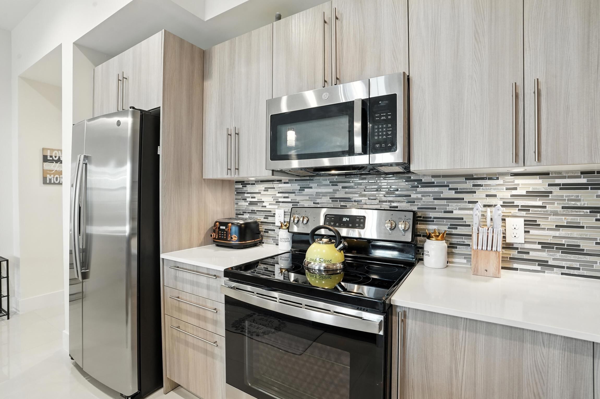 Coffee/tea maker, fridge, microwave, oven
