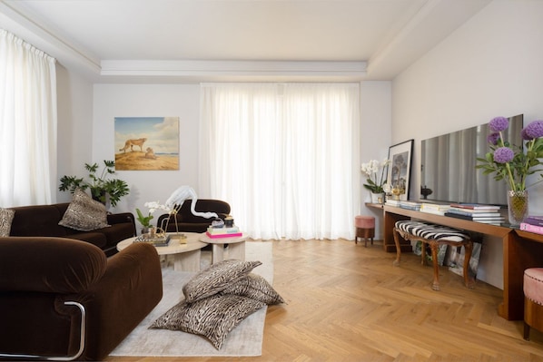 Una sala de estar moderna con un sofá marrón, una mesa de centro y una estantería.