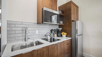 Refrigerador, microondas, parrilla de estufa y cafetera y tetera