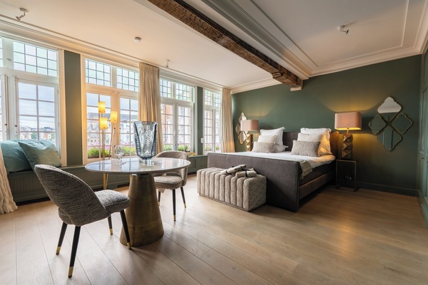 Executive suite | Een minibar, een kluis op de kamer, een bureau, een laptopwerkplek