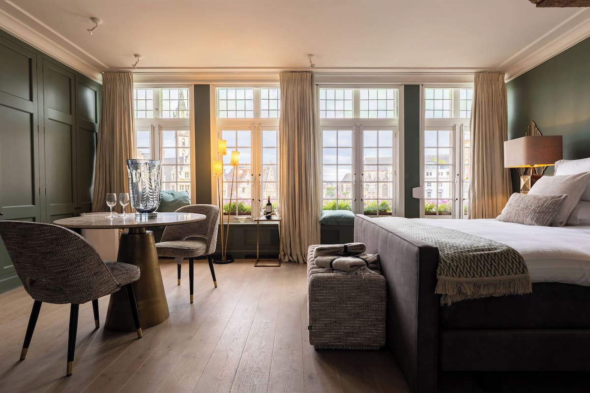 Executive Suite | Minibar, in-room safe, desk, laptop workspace